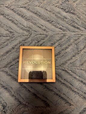 Revolution Neutral Eyeshadow Quad in Warm Brown and Gold Tones